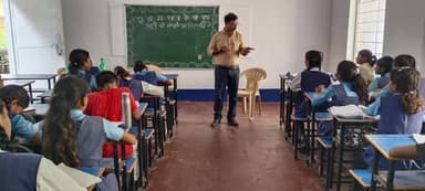 🔳नेशनल बुक रीडिंग डे पर हुई पुस्तकों की चर्चा
🔳डाइट फेकल्टी, जन शिक्षकों और शिक्षकों ने किया विद्यार्थियों से संवाद
🔳कटनी - जिले के विभिन्न छात्रावासों एवं विद्यालयों में नेशनल बुक रीडिंग डे के अवसर पर कलेक्टर श्री आशीष तिवारी के निर्देशन एवं जिला पंचायत सीईओ श्रीमती हरसिमरनप्रीत कौर के मार्गदर्शन में विद्यार्थियों द्वारा पुस्तकालयों में विभिन्न विधाओं की पुस्तकें पढ़ी गईं एवं उन पर चर्चा की गई।
इसी श्रंखला में डाइट कटनी के वरिष्ठ व्याख्याता राजेन्द्र असाटी द्वारा शासकीय माध्यमिक शाला के सी एस कटनी एवं शासकीय माध्यमिक शाला खिरहनी में पहुंचकर पढ़ने की आदत के विकास एवं अवचेतन मन की शक्ति पर गहन चर्चा की गई। श्री असाटी ने विद्यार्थियों को बताया कि हम जिन कार्यों का अभ्यास लगातार 31 दिन कर लेते हैं, वह हमारे जीवन की आदतों में शामिल हो जाते हैं। अतः हमें अच्छी आदतों को जीवन का हिस्सा बनाने के लिये उन्हें निरंतर करना होगा अन्यथा हम चाहकर भी अच्छे कार्य नहीं कर पायेंगे।
इसी प्रकार शासकीय बुद्ध सिंह उच्चतर माध्यमिक विद्यालय तेवरी में प्रभारी प्राचार्य मनोज हल्दकार, बलबीर सिह एवं दिनेश झारिया ने तथा प्राथमिक शिक्षक जयभान यादव और शिक्षिका पार्वती रौतेल ने प्राथमिक शाला परसेल में नाई और पूँछ कटा बाघ कहानी सुनाई।
उल्लेखनीय है कि जिले के सभी विद्यालयों में पुस्तकालय के माध्यम से पढ़ने की संस्कृति के विकास हेतु डाइट कटनी द्वारा निरंतर प्रयास किये जा रहे हैं। इसके लिये विद्यालयों में सभी विद्यार्थियों के लेन देन कार्ड भी संधारित किये गये हैं। छात्रों से संवाद के दौरान मॉर्निंग वाक, शांत समय के महत्व, नियमित पठन, पढ़ी गई पुस्तकों पर चर्चा, दिनचर्या निर्माण, कापी किताबों का रखरखाव, ई मटेरियल का प्रभावी उपयोग, नियमित विद्यालय उपस्थिति इत्यादि बिंदुओं पर विस्तार से चर्चा की गई।
आगामी समय में डाइट प्राचार्य एम पी डुंगडुंग द्वारा पढ़ने की संस्कृति के विकास हेतु उत्कृष्ट प्रयास करने वाले शिक्षकों को सम्मानित करने की योजना भी बनाई गई है। विद्यालय भ्रमण के समय शिक्षिका किरण गर्ग, सुचिता बैरागी, माधुरी गर्ग, शिवकुमार सोलंकी, रेवा नेगी , निधि अग्रहरी, रश्मि परिहार ने शिक्षक छात्र संवाद में सहभागिता की।
#JansamparkMP
#CMMadhyaPradesh
#DrMohanYadav51
#udaypratapmp
#jbpcommissioner
#katni
#कटनी