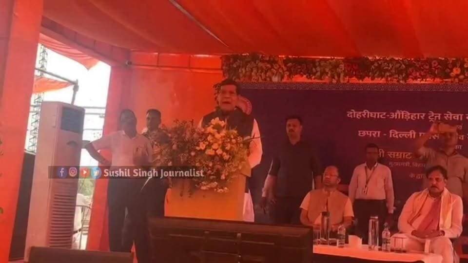 ट्रेन उद्घाटन के दौरान जब मंच से मंत्री एके शर्मा ने कहा कि ऊर्जा बचा के रखिए कहीं आपका प्लाट ना कब्जा हो जाए
#maunews #MAU #AKSharma #RajivRai