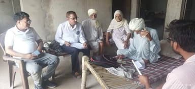 एसडीएम सुरेश राव के निर्देशन में घर-घर पहुंची जनसेवा,
ग्रामीण सेवा शिविर 2026 में वरिष्ठ नागरिकों को मिले रोडवेज के निःशुल्क यात्रा पास
आज शुक्रवार को ग्राम पंचायत 12 एच में ग्रामीण सेवा शिविर 2026 का आयोजन सुरेश राव उपखण्ड अधिकारी अनूपगढ़ की अध्यक्षता में किया गया। इस अवसर पर दिव्या चावला तहसीलदार अनूपगढ़, मनोज कुमार ज्याणी विकास अधिकारी पंचायत समिति, पकंज जांगिड़ मुख्य ब्लॉक शिक्षा अधिकारी, सुखप्रीत सिंह सहायक अभियन्ता सार्वजनिक निर्माण विभाग, रेखा शर्मा ब्लॉक सांख्यिकी अधिकारी, कृष्ण लाल ग्राम विकास अधिकारी, वीरपाल कौर प्रशासक एवं गणमान्य नागरिकों के साथ-साथ कृषि एवं उद्यानिकी, कृषि विपणन, सहाकारिता, पशु पालन, राजस्व विभाग, पंचायतीराज विभाग, जल संसाधन, सार्वजनिक निर्माण विभाग, जन स्वास्थ्य एवं अभियांत्रिकी विभाग एवं ऊर्जा विभाग सहित कुल 22 विभागों के ब्लॉक स्तरीय अधिकारी, कर्मचारीगण उपस्थित रहे तथा ग्रामीणजनों, कृषकों एवं पशुपालकों को विभागीय योजनाओं की जानकारी दी गयी।
ग्रामीण सेवा शिविर के दौरान प्रशासन की जनकल्याणकारी कार्यशैली का उत्कृष्ट उदाहरण देखने को मिला। उपखंड अधिकारी सुरेश राव के निर्देशानुसार समाज कल्याण अधिकारी अरविंद बिश्नोई और राजस्थान राज्य पथ परिवहन निगम (रोडवेज) के अधिकारी उग्रसेन व कर्मचारियों की संयुक्त टीम ने घर-घर जाकर वरिष्ठ नागरिकों की पहचान की तथा मौके पर ही रोडवेज निःशुल्क यात्रा पास बनाकर उन्हें योजना का लाभ दिलाया। शिविर के दौरान विशेष रूप से 80 वर्ष एवं उससे अधिक आयु के पात्र वरिष्ठ नागरिकों के 04 निःशुल्क रोडवेज यात्रा पास बनाए गए। वहीं 60 वर्ष एवं उससे अधिक आयु के पात्र वरिष्ठ नागरिकों के लिए रियायती (आधा किराया) रोडवेज यात्रा के 30 पास भी मौके पर ही जारी किए गए, जिससे उन्हें रोडवेज बसों में निर्धारित रियायत का लाभ आसानी से मिल सके।
उपखंड अधिकारी सुरेश राव ने बताया कि जानकारी के अभाव में अनेक पात्र वरिष्ठ नागरिक राज्य सरकार की इस महत्वपूर्ण जनकल्याणकारी योजना का लाभ नहीं ले पा रहे थे। ग्रामीण सेवा शिविर के दौरान व्यापक प्रचार-प्रसार एवं घर-घर संपर्क अभियान चलाकर पात्र व्यक्तियों की पहचान की गई और उन्हें तत्काल निःशुल्क पास उपलब्ध कराए गए। वरिष्ठ नागरिकों एवं उनके परिजनों ने प्रशासन की इस संवेदनशील पहल की सराहना करते हुए कहा कि घर-घर पहुंचकर योजनाओं का लाभ उपलब्ध कराना वास्तव में जनसेवा का उत्कृष्ट मानवीय उदाहरण है। ग्रामीण सेवा शिविर के माध्यम से अंतिम व्यक्ति तक सरकारी योजनाओं का लाभ पहुंचाने की दिशा में प्रभावी कार्य किया जा रहा है। इस अभियान के लिए सभी ग्राम वासियों द्वारा राज्य सरकार का आभार व्यक्त किया गया।
आयोजित शिविर में पंचायती राज विभाग द्वारा 5 आवासीय पट्टे जारी किये एवं 15 व्यक्तिगत शौचालयों की स्वीकृति जारी की गयी। राजस्व विभाग द्वारा लोगों का आपसी सहमति से मौके पर ही 5 खाता विभाजन किये गये, 07 राजस्व रिकार्ड में शुद्धियां की गई, 20 नामान्तरकरण स्वीकृत किये गये तथा 15 मूल निवास, 36 जाति प्रमाण पत्र जारी किये गये। चिकित्सा विभाग द्वारा 104 ग्रामीणों की स्क्रीनिग की गई साथ ही 104 लोगो को निःशुल्क दवाईयों का वितरण किया गया। कृषि विभाग द्वारा 30 मृदा स्वास्थ्य कार्ड भी वितरीत किए गयें। आयुर्वेदिक विभाग द्वारा 14 ग्रामीणों को परामर्श दिया गया साथ ही 10 लोगों को निःशुल्क औषधियां वितरित की गई। सामाजिक न्याय एवं अधिकारिता विभाग द्वारा 01 पेंशन स्वीकृति जारी की गयी।
