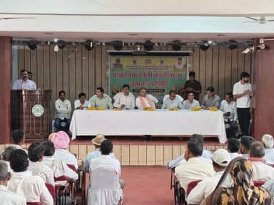 मृदा स्वास्थ्य संरक्षण, संतुलित उर्वरक उपयोग तथा प्राकृतिक खेती पर किसानों को किया जागरूक
प्राकृतिक खेती पर कार्यशाला संपन्न
किसान कल्याण तथा कृषि विकास उप संचालक द्वारा बताया गया कि उद्यानिकी महाविद्यालय सभागार मन्दसौर में प्राकृतिक/जैविक कार्यशाला का आयोजन सांसद श्री सुधीर गुप्ता की गरिमामय उपस्थिति में किया गया। उक्त कार्यक्रम में जनप्रतिनिधिगण तथा उप संचालक कृषि श्री रविन्द्र मोदी, वरिष्ठ वैज्ञानिक डॉ. जी. एस. चुण्डावत अधिकारी/कर्मचारी सहित लगभग 400 महिला एवं पुरूष कृषकों ने भाग लिया
कार्यक्रम का उद्देश्य किसानों को प्राकृतिक खेती, मृदा स्वास्थ्य संरक्षण, संतुलित उर्वरक उपयोग तथा कृषि एवं एल्लाईड विभाग की विभिन्न योजनाओं के प्रति जागरूक करना है, कार्यशाला में उपस्थित कृषकों, महिला किसानों एवं ग्रामीणजनों को प्राकृतिक खेती के विभिन्न घटकों की विस्तृत जानकारी प्रदान की गई। विशेषज्ञों द्वारा जैविक एवं प्राकृतिक खेती से उत्पादित फसलों के प्रमाणीकरण तथा उनकी बाजार व्यवस्था पर चर्चा करते हुए किसानों को बेहतर मूल्य प्राप्त करने के उपाय बताए गए।
कार्यक्रम में मृदा परीक्षण एवं मृदा स्वास्थ्य कार्ड के महत्व पर प्रकाश डालते हुए मृदा की उर्वरता बनाए रखने के लिए आवश्यक सुझाव दिए गए। साथ ही कृषि, उद्यानिकी एवं पशुपालन विभाग द्वारा संचालित विभिन्न हितग्राहीमूलक योजनाओं की जानकारी किसानों तक पहुंचाई गई। किसानों को संतुलित एवं विवेकपूर्ण उर्वरक उपयोग के महत्व से अवगत कराया गया तथा आकस्मिक कृषि योजना अंतर्गत दलहन, तिलहन एवं मिलेट फसलों के उत्पादन एवं प्रबंधन संबंधी तकनीकी जानकारी दी गई। प्राकृतिक खेती के अंतर्गत मित्र कीटों के संरक्षण एवं संवर्धन की आवश्यकता पर विशेष चर्चा करते हुए कृषि पारिस्थितिकी तंत्र में उनकी भूमिका को समझाया गया।
#Mandsaur
#मंदसौर