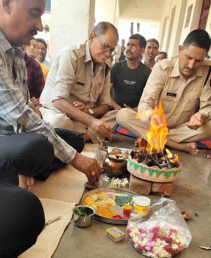 सब जेल पवई में बंदियों को दिलाया व्यसन मुक्ति का संकल्प
➡️
अखिल विश्व गायत्री परिवार शांतिकुंज हरिद्वार के संरक्षण एवं मार्गदर्शन में गायत्री परिवार पन्ना द्वारा शुक्रवार को सब जेल पवई में एक कुण्डीय गायत्री महायज्ञ कार्यक्रम किया गया।
<nis:link nis:type=tag nis:id=jansamparkmp nis:value=JansamparkMP nis:enabled=true nis:link/> <nis:link nis:type=tag nis:id=panna nis:value=panna nis:enabled=true nis:link/> https://t.co/udgtsxIa2c