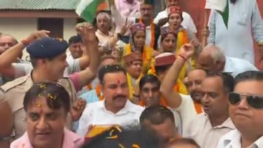 देहरा: निष्ठा चंबियाल अध्यक्ष, किरण बनीं उपाध्यक्षमहिला शक्ति के हाथों आई नगर परिषद की कमान, कांग्रेस समर्थित पार्षदों ने सर्वसम्मति से चुना नेतृत्व #dehra #kangralive
देहरा | कांगड़ा लाईव नेटवर्क
नगर परिषद देहरा में चल रहा गतिरोध आखिरकार समाप्त हो गया है। गुरुवार को हुई नगर परिषद की बैठक में कांग्रेस समर्थित पांच पार्षदों की मौजूदगी में अध्यक्ष और उपाध्यक्ष पद का चयन सर्वसम्मति से कर लिया गया। वार्ड नंबर-1 से पार्षद निष्ठा चंबियाल को अध्यक्ष और वार्ड नंबर-5 से पार्षद किरण को उपाध्यक्ष चुना गया।
नगर परिषद देहरा की कमान अब पूरी तरह महिला नेतृत्व के हाथों में आ गई है। अध्यक्ष पद सामान्य वर्ग को जबकि उपाध्यक्ष पद अनुसूचित जाति वर्ग को देकर जातीय समीकरण साधने का प्रयास भी किया गया है।