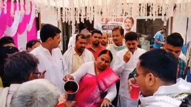 जननायक राहुल गांधी का जन्मदिन फतेहपुर में धूमधाम से मनाया गया
कांग्रेस नेताओं ने केक काटकर दीर्घायु की कामना की, राहगीरों को पिलाया शरबत
चारधाम यात्रा पूर्ण होने पर प्रसाद वितरण, बिन्दकी में सामाजिक सौहार्द का संदेश
✒️रिपोर्ट नागेंद्र पांडये
फतेहपुर (उत्तर प्रदेश)। लोकसभा में नेता प्रतिपक्ष और कांग्रेस के वरिष्ठ नेता के जन्मदिन के अवसर पर फतेहपुर जनपद के बिन्दकी क्षेत्र में कांग्रेस कार्यकर्ताओं और स्थानीय नागरिकों ने उत्साहपूर्वक कार्यक्रम आयोजित किया। इस अवसर पर केक काटकर उनके उत्तम स्वास्थ्य एवं दीर्घायु की कामना की गई। साथ ही चारधाम यात्रा सकुशल पूर्ण होने की खुशी में प्रसाद वितरण और भीषण गर्मी को देखते हुए राहगीरों के लिए शरबत वितरण शिविर भी लगाया गया।
फतेहपुर जनपद के बिन्दकी कस्बे में शुक्रवार को कांग्रेस कार्यकर्ताओं और क्षेत्रीय नागरिकों ने जननायक राहुल गांधी का जन्मदिन पूरे उत्साह और उल्लास के साथ मनाया। कार्यक्रम में बड़ी संख्या में कांग्रेस पदाधिकारी, कार्यकर्ता, सामाजिक कार्यकर्ता एवं स्थानीय लोग शामिल हुए।
महिला कांग्रेस की जिलाध्यक्ष एवं पूर्व विधानसभा प्रत्याशी हेमलता पटेल तथा एआईसीसी सदस्य एवं पूर्व विधानसभा प्रत्याशी शिवाकांत तिवारी के नेतृत्व में आयोजित कार्यक्रम में संयुक्त रूप से केक काटा गया। उपस्थित लोगों ने एक-दूसरे को मिठाई खिलाकर खुशी साझा की और राहुल गांधी के स्वस्थ एवं दीर्घ जीवन की कामना की।
कार्यक्रम का एक विशेष आकर्षण एआईसीसी सदस्य शिवाकांत तिवारी की चारधाम यात्रा के सफलतापूर्वक पूर्ण होने पर आयोजित प्रसाद वितरण रहा। इसके साथ ही बिन्दकी के ललौली चौराहे पर भीषण गर्मी से राहत दिलाने के उद्देश्य से शरबत वितरण शिविर लगाया गया, जहां राहगीरों और स्थानीय नागरिकों को निःशुल्क शरबत एवं प्रसाद वितरित किया गया।
कार्यक्रम को संबोधित करते हुए हेमलता पटेल ने कहा कि राहुल गांधी देश में प्रेम, भाईचारे और सामाजिक न्याय का संदेश लेकर आगे बढ़ रहे हैं। उन्होंने उनके दीर्घायु और स्वस्थ जीवन की कामना की।
वहीं शिवाकांत तिवारी ने उपस्थित नागरिकों का आभार व्यक्त करते हुए कहा कि जनसेवा, सामाजिक समरसता और जनहित के कार्यों को आगे बढ़ाना ही लोकतंत्र की सच्ची भावना है। उन्होंने क्षेत्रवासियों के सुख, समृद्धि और उज्ज्वल भविष्य की भी कामना की।
इस अवसर पर पूर्व जिलाध्यक्ष वीरेंद्र सिंह चौहान, युवा कांग्रेस जिलाध्यक्ष आकाश शुक्ला, उदित अवस्थी, युवा कांग्रेस जिला उपाध्यक्ष मोहित कुमार वर्मा सहित अनेक वरिष्ठ कांग्रेसजन, सामाजिक कार्यकर्ता, प्रबुद्ध नागरिक एवं सैकड़ों कार्यकर्ता मौजूद रहे।
बिन्दकी में आयोजित यह कार्यक्रम केवल एक राजनीतिक नेता के जन्मदिन का उत्सव नहीं रहा, बल्कि सामाजिक सहभागिता, जनसेवा और आपसी सौहार्द का भी संदेश देता दिखाई दिया। शरबत वितरण, प्रसाद वितरण और जनकल्याण की भावना से जुड़े इस आयोजन ने स्थानीय नागरिकों को एक मंच पर लाकर सामाजिक एकता का उदाहरण प्रस्तुत किया।
🟥 ND NEWS की जनहित अपील
ND NEWS एवं दैनिक निष्पक्ष धारा सभी सामाजिक एवं राजनीतिक संगठनों से अपील करता है कि सार्वजनिक कार्यक्रमों को जनसेवा, सामाजिक सद्भाव और जनजागरूकता से जोड़कर समाज में सकारात्मक वातावरण का निर्माण करें।
सुझाव एवं प्रेरक संदेश
✅ जन्मदिन एवं सामाजिक आयोजनों को जनसेवा से जोड़ें।
✅ भीषण गर्मी में जरूरतमंदों को पेयजल एवं शीतल पेय उपलब्ध कराने के प्रयास बढ़ाएं।
ND NEWS मानता है कि समाज सेवा और जनहित के कार्य ही किसी भी आयोजन की वास्तविक सफलता का आधार होते हैं।
👇👇
@dgpup
@RSSorg
@UPGovt
@wpl1090
@RSSgeet
@Uppolice
@MIB_India
@PMOIndia
@HMOIndia
@abmanglik
@VHPDigital
@igrangealld
@myogioffice
@InfoDeptUP
@dmfatehpur
@sdmsadarftp
@CMOfficeUP
@CMOUP_RC
@ChiefSecyUP
@ChiefSecyUP
@MahantYogiG
@FatehpurSdm
@fatehpurpolice
@BajrangDalOrg
@112UttarPradesh
@myogiadityanath
@CommissionerPrg
@ADGZonPrayagraj
👇👇👇
#NDNews #दैनिकनिष्पक्षधारा #RahulGandhi #RahulGandhiBirthday #Fatehpur #Bindki #Congress #HemlataPatel #ShivakantTiwari #SocialService #SharbatDistribution #PublicService #UPNews #NDNewsChannel
👇👇
🟥 NDNEWS | दैनिक निष्पक्ष धारा
मुख्य संपादक/संस्थापक:राजन सिंह हाड़ा
सह-संपादक: शालिनी सिंह भदौरिया
📍कार्यालय-3: U158,हीरा स्वीट्स के पास,विकास मार्ग, लक्ष्मी नगर, पूर्वी दिल्ली,110092 (NCR)
📍कार्यालय-2: विधानसभा रोड,बर्लिंगटन चौराहा,लखनऊ –226001 (UP)
📍कार्यालय-1: 1/1 अटल बिहारी चौराहा, नियर बर्मा चौराहा,फतेहपुर–212601 (UP)
📅 दिनांक:19 जून 2026
📆 दिन:शुक्रवार
📧 Email: ndnewschannel@gmail.com
📞 मोबाइल: 9696119696