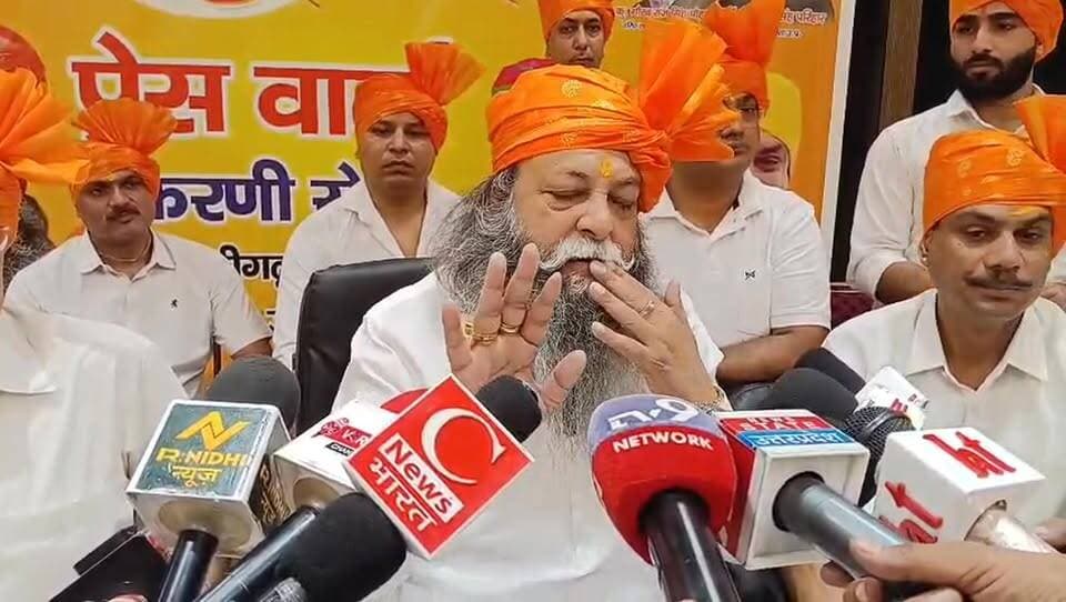 #अलीगढ़ में गरजे करणी सेना प्रमुख सूरज पाल अम्मू: ‘हेमा मालिनी जैसे चिकने रास्तों’ के दावों पर उठाए सवाल, बोले—सड़कें बदहाल, विकास ठप और नगर निगम में भ्रष्टाचार चरम पर। सांसदों-विधायकों की भूमिका पर सवाल उठाते हुए संपत्ति जांच की मांग की व विधायकों को चोर बताया, राम मंदिर चोरी मामले पर भी सरकार को घेरा; यूपी में 50 सीटों पर चुनाव लड़ने का ऐलान।
#Aligarh #SurajPalAmmu #KarniSena #UttarPradesh #PoliticalNews