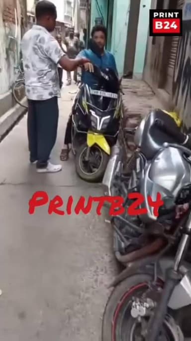প্রাক্তন পৌরপিতা নাড়ুগোপালের ঘনিষ্ঠ ছোটন দাসের ওপরে থেরাফি বিক্ষুব্ধ জনতা, ঘটনাটি আজ বহরমপুর শহরের।