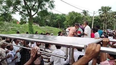 এই মুহূর্তে পথ দুর্ঘটনায় মৃত তিনজনের মৃতদেহ এসে পৌঁছালো