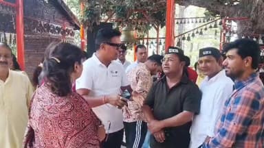 आज पौड़ी शहर में आयोजित हो रहे पौड़ी के भूमियाल देवता कंडोलिया देवता के वार्षिक पूजन के अवसर पर कंडोलिया देवता मंदिर परिसर में नगर पालिका अध्यक्षा श्रीमती हिमानी नेगी जी और उनके पति पूर्व जिला पंचायत अध्यक्ष केशर सिंह नेगी जी से मुलाक़ात के दौरान,उनकी पहल पर आयोजित हो रहे "जय कंडोलिया महोत्सव" के सफल आयोजन हेतु और इसे सीएम धामी से राजकीय महोत्सव घोषित करवाने हेतु दम्पति को बधाई दी।इस अवसर पर कई पुराने मित्रों और शुभचिंतको से भी मुलाक़ात हुयी, जिनसे पौड़ी को पर्यटन व रोजगार के क्षेत्र में अग्रणी और बेहतर स्वास्थ्य सुविधाओं से सुसज्जित शहर के रूप से विकसित करने के उक्रांद के विजन पर पर भी चर्चा हुयी।गढ़वाल मंडल मुख्यालय पौड़ी का सर्वांगीण विकास,उत्तराखंड की स्थायी राजधानी गैरसैंण को बनाने के साथ,उत्तराखंड के पहाड़ी जनपदों में मूल निवासियों के लिये रोजगार और बेहतर स्वास्थ्य व शिक्षा की सुविधाएं विकसित करने के उक्रांद के Vision Document का अहम हिस्सा है।
आशुतोष नेगी
अधिवक्ता,पत्रकार,पूर्व प्रोफ़ेसर पर्यटन विभाग,हे०न०ब०गढ़वाल केंद्रीय विश्वविद्यालय,श्रीनगर गढ़वाल
केंद्रीय उपाध्यक्ष उक्रांद
कार्यालय,डोभाल चौक,रायपुर विधानसभा,देहरादून
मोबाइल:7830677767
मेल आईडी:pauriashutosh@gmail.com.
#जयपहाड़जयपहाड़ी
#उक्रांद
