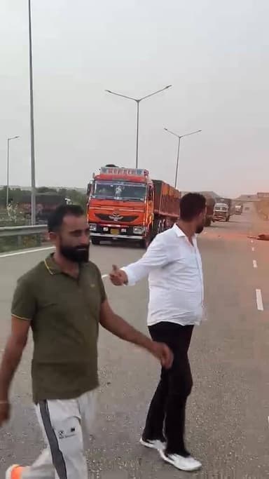 भारतमाला एक्सप्रेस वे पर मतोड़ा टोल नाके के पास टायर फटने से ट्रक अनियंत्रित होकर लोहे की जाली से जा टकराया,अचानक आग लगी और गाड़ी हुई खाक..
मौके पर पहुंचे ग्रामीण लोगों ने ड्राइवर को गाड़ी से बाहर निकालकर जान बचाई.....
#भारतमाला #एक्सप्रेसवे #हादसा