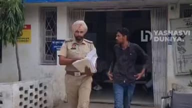 पंजाब पुलिस को महीनों से चकमा दे रहा फरार आरोपी आखिरकार गरोठ के ग्राम सागोरिया से गिरफ्तार। 45 किलो डोडा चूरा तस्करी मामले में वांछित आरोपी को गरोठ पुलिस ने दबोचकर पंजाब पुलिस के हवाले किया।
#Garoth #MandsaurNews #PunjabPolice #BreakingNews #CrimeNews DrugSmuggling GarothPolice Mandsaur
