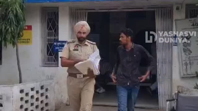 पंजाब पुलिस को महीनों से चकमा दे रहा फरार आरोपी आखिरकार गरोठ के ग्राम सागोरिया से गिरफ्तार। 45 किलो डोडा चूरा तस्करी मामले में वांछित आरोपी को गरोठ पुलिस ने दबोचकर पंजाब पुलिस के हवाले किया।
#Garoth #MandsaurNews #PunjabPolice #BreakingNews #CrimeNews DrugSmuggling GarothPolice Mandsaur