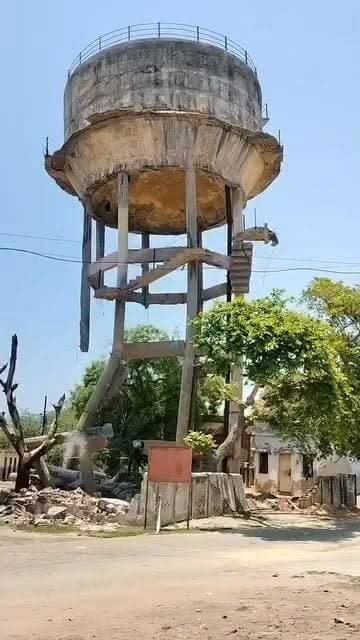 छावनी के वार्ड 1काफ़ी लम्बे समय जर्जर हुई पानी की टंकी को गिराया गया जल्द ही छावनी के नागरिको को पानी की समस्या से निजात मिलेगी...
#naveenjain
#spsinghbaghel
#rajkumarchahr
#drdharmpal
#yogendupadhyay
#BabyRaniMaurya
#ranipakshalika
#manjubhadoriya
#hemltadivakarkuswah
#ceoagra
#brigediyar
#RajnathSingh