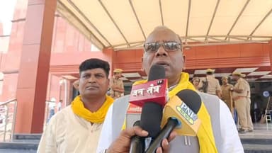 Mau : बीजेपी मंच पर जगह न मिलने से सुभासपा MLC बिछेलाल राजभर नाराज, ट्रेन उद्घाटन समारोह बीच में छोड़कर निकले।
#maunews #सुहेलदेव #OmPrakashRajbhar #SBSP #railwaystation