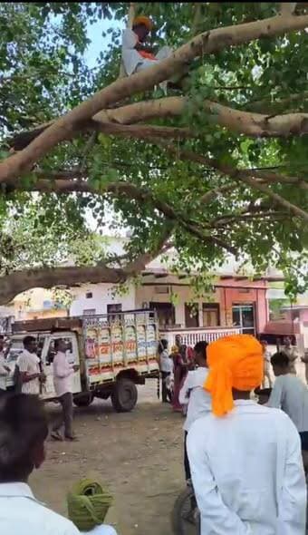 पेड़ पर चढ़े किसान नेता
डग, झालावाड़ - किसान नेता राम गोपाल व्यास चढ़ा पीपल के पेड़ पर
भारतीय किसान यूनियन के संयोजक हे राम गोपाल व्यास
किसानों के मुआवजे, बीमा, चरागाह भूमि वन भूमि सहित एक दर्जन माँगो को लेकर प्रदर्शन
पगारिया केंद्रीय सहकारी बैंक के समीप पीपल के पेड़ पर हे अभी
पगारिया थानाधिकारी किशोर सिंह मौके पर कर रहे समझाइश, ग्रामीण किसान भी मौके पर
कोई भी प्रशासनिक अधिकारी नहीं है मौके पर