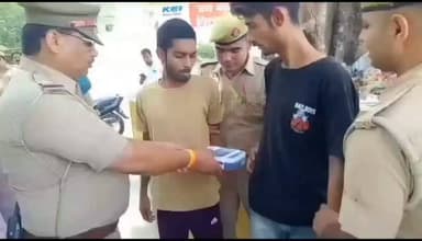 जब चोरी नहीं की, तो बरामदगी का डिब्बा क्यों पकड़ें! कानपुर में मोबाइल चोरी के मामले में पकड़े गए दो युवकों की पुलिस प्रेस कॉन्फ्रेंस के दौरान एक युवक ने कैमरे के सामने ही दावा कर दिया कि उसने चोरी नहीं की है, इसलिए वह बरामद माल का डिब्बा नहीं पकड़ेगा। अब सवाल यह है कि सच क्या है? युवक का दावा सही है या पुलिस की कार्रवाई? फ़ैसला जांच और अदालत के तथ्यों से ही होगा। #Kanpur #UPPolice #MobileTheft #ViralVideo #KanpurNews UttarPradesh BreakingNews ViralNews PolicePressConference NewsUpdate