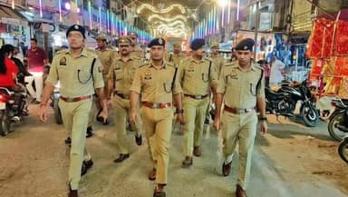 'इच्छाधारी' लुटेरा शकील अली गिरफ्तार: कलश में सांप डालकर हिंदुओं को ठगने वाले 'बड़े पुजारी' के साम्राज्य का गोंडा पुलिस ने किया अंत, ₹27 लाख कैश बरामद!
#GondaPolice #UPPolice #CrimeNews #SuperstitionScam #FraudArrested #ShakeelAli #BadePujari #ShivShaktiJyotish #SnakeFraud #ThugExposed #Gonda #MankapurPolice #SWATTeamGonda #DaduaBazar #Meerut #अंधविश्वास_पर_प्रहार #SpiritualFraud #FakePujari #GondaCrime #बिगकाचगोण्डा #bharatsamachargonda