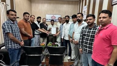 रादौर, 19 जून: शहर की डेहा बस्ती में सीआइए पुलिस की टीम पर पत्थराव करने, पुलिस की गाड़ी तोडऩे व नशा तस्कर को पुलिस की गिरफ्त से छुडवाने के मामले को लेकर रादौर पुलिस ने शुक्रवार को बस्ती में दबिश दी। थाना रादौर प्रभारी इंस्पेक्टर राजेश राणा के नेतृत्व में पुलिस ने बस्ती में तलाशी अभियान चलाया। इस दौरान पुलिस ने बस्ती से बिना नंबर की कुछ बाइक व बाइक रेहडियां भी जब्त की। लेकिन पुलिस की दबिश के चौथे दिन भी पुलिस के हाथ खाली रहे। चौथे दिन भी कोई विशेष कामयाबी पुलिस को नहीं मिल पाई। अभी तक केवल एक महिला को गिरफ्तार करने में पुलिस कामयाब रही है। जबकि घटना के बाद बस्ती के लोग अपने घरों व दुकानों के ताले लगाकर फरार हो चुके है। लेकिन पुलिस सरगर्मी से उनकी तलाश में जुटी है। थाना रादौर प्रभारी राजेश राणा ने बताया कि पुलिस मामले में नामजद लोगों की तलाश में जुटी है। जल्द ही सभी को गिरफ्तार कर न्यायालय में पेश किया जायेगा। उधर डेहा बस्ती विवाद को लेकर स्थानीय पार्षदो का एक प्रतिनिधिमंडल नपा चेयरमैन रजनीश मेहता शालु के नेतृत्व में एसडीमए रादौर नरेंद्र सिंह से मिला। पार्षदो ने एसडीएम रादौर को ज्ञापन सौंपकर डेहा बस्ती में पुलिस पर हमला करने वाले लोगों पर सख्त करवाई करने, नगरपालिका की भूमि पर अवैध रूप से बसी डेहा बस्ती को कब्जा मुक्कत करवाने की मांग की। जिस पर एसडीएम ने पार्षदो को आश्वासन दिया कि प्रशासन की ओर से इस बारे सख्त कार्रवाई की जायेगी। एसडीएम को सौंपे ज्ञापन में कहा गया कि शहर की डेहा बस्ती पिछले काफी समय से अपराधिक गतिविधियों का केंद्र बन चुकी है। डेहा बस्ती के कुछ लोग शहर व क्षेत्र में नशा बेचने का काम कर रहे है। 16 जून की शाम को बस्ती के लोगों ने पुलिस से एक नशा तस्कर को छुडवाने के लिए पुलिस पर पत्थराव किया और पुलिस की गाडिय़ां तोड दी। वहीं डेहा बस्ती के कुछ लोग हर समय बस्ती से गुजरने वाली सड़क पर खड़े रहते है। जो बस्ती से गुजरने वाले लोगों पर हमले कर उन्हें नुकसान तक पहुंचाते है। बस्ती के कुछ लोग चोरी के मामलों में शामिल पाए गए है। पार्षदो ने प्रशासन से बस्ती में किए गए अवैध कब्जो को तुरंत हटवाने की मांग की है। उल्लेखनीय है कि सीआईए असंध की टीम पर मंगलवार की शाम को बस्ती में एक फरार चल रहे नशा तस्कर राजेंद्र कुमार को गिरफ्तार करने के लिए आई थी। लेकिन जब पुलिस नशा तस्कर को गिरफ्तार कर ले जाने लगी तो बस्ती के लोगों ने पुलिस पर पथराव कर नशा तस्कर को छुडवा लिया। जिसके बाद पुलिस ने एसआई प्रवीण कुमार निवासी गांव मुंदरी, थाना पुंडरी, जिला कैथल की शिकायत पर बस्ती के 15 नामजद लोगों व अन्य के विरूद्ध विभिन्न धाराओं के तहत मामला दर्ज किया था। पुलिस ने शिकायत के आधार पर भीम, काला, गुरनाम, सुखबीर, गट्टू, प्रदीप, तालीम, सुरज, सिक्का (सीना), फरमान, मुस्कान, महिपाल, नीतु, रघुबीर, बिल्ला नंबरदार निवासी छोटाबांस सहित अन्य लोगों के विरुद्ध मामला दर्ज किया था। आरोप है कि सभी ने मिलकर पुलिस टीम को घेर लिया और आरोपी को छुड़ाकर फरार होने में मदद की।
रादौर - डेहा बस्ती विवाद को लेकर एसडीएम को ज्ञापन सौंपते पार्षद व चेयरमैन।
रादौर - डेहा बस्ती विवाद को लेकर एसडीएम को मिलने पहुंचे पार्षद व चेयरमैन।
रादौर - डेहा बस्ती में वाहनो को इंपाउंड करते पुलिस कर्मचारी।
