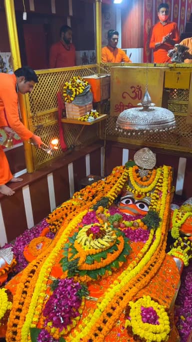 हनुमान जी महाराज 🙏🏻🕉️
Follow @my_world_prayagraj
#hanuman #hanumanji #bajrangbali #hanumanchalisa #hanumantemple