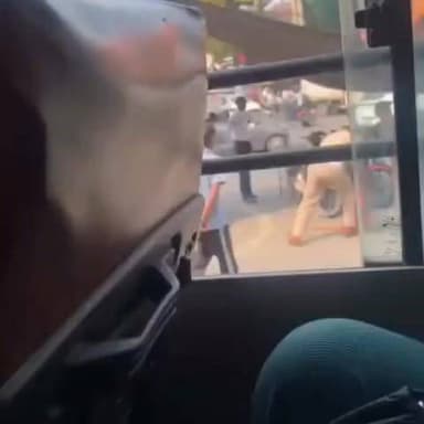 सहारनपुर में ट्रैफिक एसआई का वीडियो वायरल, सड़क पर युवक के साथ कथित मारपीट का आरोप
घंटाघर चौराहे पर हुई घटना ने खड़े किए पुलिस की कार्यप्रणाली पर सवाल
जांच के आदेश, क्षेत्राधिकारी यातायात को सौंपी गई मामले की पड़ताल
✒️रिपोर्ट नागेंद्र पांडये
सहारनपुर (उत्तर प्रदेश)। उत्तर प्रदेश के सहारनपुर जनपद में ट्रैफिक पुलिस के एक उपनिरीक्षक (एसआई) का कथित मारपीट का वीडियो सोशल मीडिया पर तेजी से वायरल हो रहा है। वायरल वीडियो में एक व्यक्ति को सड़क पर गिरा हुआ देखा जा सकता है, जबकि ट्रैफिक पुलिसकर्मी द्वारा उसके साथ अभद्र व्यवहार और कथित रूप से पैर से प्रहार किए जाने का दावा किया जा रहा है। घटना के सामने आने के बाद पुलिस विभाग ने मामले का संज्ञान लेते हुए जांच के आदेश दे दिए हैं।
सहारनपुर के व्यस्त घंटाघर चौराहे पर तैनात ट्रैफिक पुलिस के एक उपनिरीक्षक का वीडियो सोशल मीडिया पर वायरल होने के बाद मामला चर्चा का विषय बन गया है। वायरल वीडियो को लेकर दावा किया जा रहा है कि एक ट्रैफिक एसआई ने सड़क पर मौजूद एक व्यक्ति को जमीन पर गिराकर उसके साथ कथित रूप से मारपीट की और पैर से प्रहार किया।
बताया जा रहा है कि घटना के दौरान वहां मौजूद लोगों ने पूरी घटना का वीडियो अपने मोबाइल फोन में रिकॉर्ड कर लिया। बाद में यह वीडियो सोशल मीडिया प्लेटफॉर्म पर वायरल हो गया, जिसके बाद पुलिस विभाग की कार्यप्रणाली पर सवाल उठने लगे।
हालांकि वायरल वीडियो में दिखाई गई परिस्थितियों और घटना के पूरे संदर्भ की अभी आधिकारिक पुष्टि नहीं हुई है। पुलिस प्रशासन का कहना है कि मामले की निष्पक्ष जांच कराई जा रही है और तथ्यों के आधार पर आगे की कार्रवाई की जाएगी।
सहारनपुर पुलिस की ओर से जारी जानकारी के अनुसार वायरल वीडियो की जांच क्षेत्राधिकारी यातायात को सौंपी गई है। जांच में वीडियो की सत्यता, घटना के कारणों तथा संबंधित पुलिसकर्मी के आचरण का परीक्षण किया जाएगा। जांच रिपोर्ट प्राप्त होने के बाद नियमानुसार आवश्यक विधिक एवं विभागीय कार्रवाई की जाएगी।
घटना को लेकर सोशल मीडिया पर लोगों की प्रतिक्रियाएं भी सामने आ रही हैं। कई नागरिकों ने पुलिस से संवेदनशील व्यवहार की अपेक्षा जताई है, वहीं कुछ लोगों ने पूरे मामले की निष्पक्ष जांच के बाद ही निष्कर्ष निकालने की बात कही है।
यह मामला एक बार फिर कानून व्यवस्था बनाए रखने और नागरिकों के साथ पुलिस के व्यवहार के बीच संतुलन की आवश्यकता को रेखांकित करता है। जांच पूरी होने के बाद ही यह स्पष्ट हो सकेगा कि वायरल वीडियो में दिख रही घटना की वास्तविक परिस्थितियां क्या थीं और क्या किसी प्रकार की विभागीय कार्रवाई आवश्यक है। फिलहाल सभी की निगाहें जांच रिपोर्ट पर टिकी हुई हैं।
🟥 ND NEWS की जनहित अपील
ND NEWS एवं दैनिक निष्पक्ष धारा सभी नागरिकों, पुलिस अधिकारियों एवं प्रशासनिक कर्मचारियों से अपील करता है कि कानून व्यवस्था बनाए रखते समय संवेदनशीलता, धैर्य और मानवीय मूल्यों का पालन किया जाए।
जागरूकता एवं सुरक्षा सुझाव
✅ किसी भी घटना का वीडियो वायरल करने से पहले उसकी सत्यता की जांच करें।
✅ पुलिस और जनता दोनों कानून का सम्मान करें।
✅ किसी प्रकार की अभद्रता या दुर्व्यवहार की स्थिति में संबंधित अधिकारियों को लिखित शिकायत दें।
✅ सार्वजनिक स्थलों पर विवाद की स्थिति में संयम बनाए रखें।
✅ पुलिस विभाग को भी जनविश्वास मजबूत करने हेतु पारदर्शी जांच और त्वरित कार्रवाई सुनिश्चित करनी चाहिए।
ND NEWS का मानना है कि मजबूत कानून व्यवस्था और संवेदनशील प्रशासन ही लोकतंत्र की वास्तविक ताकत है।
👇👇
@saharanpurpol
@Uppolice
@dgpup
@UPGovt
@InfoDeptUP
@myogiadityanath
@CMOfficeUP
@ChiefSecyUP
@ADGMeerutZone
@igrangemeerut
👇👇
#NDNews #दैनिकनिष्पक्षधारा #Saharanpur #TrafficPolice #UPPolice #ViralVideo #PoliceInvestigation #BreakingNews #SaharanpurNews #TrafficSI #PublicSafety #NDNewsChannel #UttarPradesh
👇👇
🟥 ND NEWS | दैनिक निष्पक्ष धारा
मुख्य संपादक / संस्थापक: राजन सिंह हाड़ा
सह-संपादक: शालिनी सिंह भदौरिया
✒️ रिपोर्ट : सहयोगी शिवा गुप्ता के साथ जिला ब्यूरो अजय श्रीवास्तव
📍 कार्यालय-3: U158, हीरा स्वीट्स के पास, विकास मार्ग, लक्ष्मी नगर, पूर्वी दिल्ली, पिन कोड – 110092 (NCR)
📍 कार्यालय-2: विधानसभा रोड, बर्लिंगटन चौराहा, लखनऊ – 226001 (UP)
📍 कार्यालय-1: 1/1 अटल बिहारी चौराहा, नियर बर्मा चौराहा, फतेहपुर – 212601 (UP)
📅 दिनांक: 20 जून 2026
📆 दिन: शनिवार
📧 Email: ndnewschannel@gmail.com
📞 मोबाइल: 9696119696