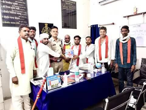 पन्ना जिले में अवैध कारोबार पर ताबड़तोड़ कार्रवाई करने वाले पवई थाना प्रभारी सुशील अहिरवार जी से मुलाकात कर सिद्धाश्रम पत्रिका भेंट कर सिद्धाश्रम धाम के लिए आमंत्रित किया व शुभकामनाएँ दी।
#bmks