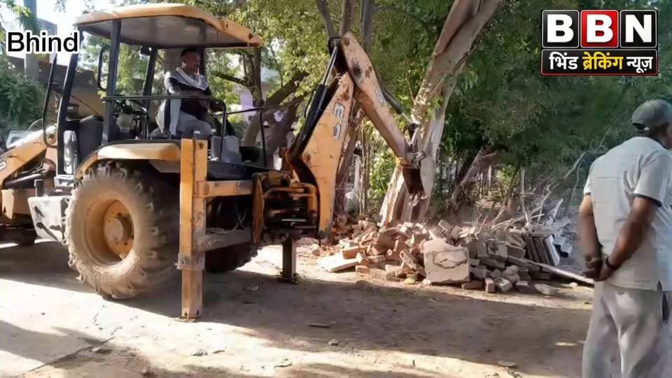 भिंड गौरी किनारे चल अतिक्रमण पर बुलडोजर
#bhindbrekingnews