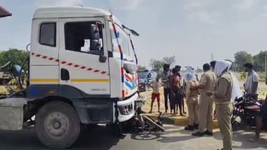बहन की शादी का कार्ड बांटने जा रहे युवक की बाइक ट्रेलर से भिड़ी, हालत गंभीर
कौशाम्बी। मंझनपुर थाना क्षेत्र के कादीपुर चौराहे पर शुक्रवार एक ट्रेलर और बाइक की आमने-सामने भिड़ंत हो गई। हादसे में बाइक सवार युवक गंभीर रूप से घायल हो गया। घटना के बाद मौके पर लोगों की भीड़ जुट गई।
बताया जा रहा है कि घायल युवक अपनी बहन की शादी के निमंत्रण पत्र बांटने जा रहा था। इसी दौरान कादीपुर चौराहे के पास उसकी बाइक ट्रेलर से टकरा गई। हादसे में युवक गंभीर रूप से घायल हो गया। स्थानीय लोगों की सूचना पर मौके पर पहुंची पुलिस ने घायल को उपचार के लिए अस्पताल भिजवाया, जहां उसकी हालत नाजुक बताई जा रही है।
घटना के बाद परिजनों में कोहराम मचा हुआ है। पुलिस मामले की जांच में जुटी हुई है।
#कौशाम्बी #भरवारी #कादीपुरचौराहा #सड़कहादसा #RoadAccident