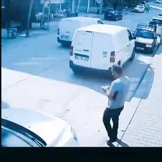 👏🚨 CCTV में कैद हुई बहादुरी और सूझबूझ की मिसाल!
एक व्यक्ति ने सही समय पर त्वरित निर्णय लेकर ऐसा कदम उठाया, जिसने संभावित रूप से बड़े जान-माल के नुकसान को टाल दिया। ❤️
जब हर सेकंड महत्वपूर्ण था, तब उसकी सतर्कता और समझदारी ने हालात को बिगड़ने से रोक दिया। ऐसे मौके पर घबराने के बजाय सही फैसला लेना हर किसी के बस की बात नहीं होती। 💯
सोशल मीडिया पर लोग इस शख्स की जमकर सराहना कर रहे हैं और उसे एक सच्चा हीरो बता रहे हैं। 👏🙏
#CCTV #Hero #QuickThinking #Bravery #Humanity #ViralVideo #RealHero #PresenceOfMind #Inspiration #TrendingVideo #Respect #India
