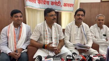 #अलवर के सर्किट हाउस में नेता प्रतिपक्ष टीकाराम जूली की प्रेस कॉन्फ्रेंस... नीट पेपर मामले पर रख रहे पक्ष
Tika Ram JullyyBhupender Yadav BJPP CMO RajasthannDistrict Collector & Magistrate - Alwarr