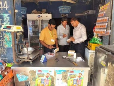 जनपद वासियों को शुद्ध खाद्य पदार्थ उपलब्ध कराने हेतु जनपद का खाद्य सुरक्षा एवं औषधि प्रशासन विभाग एक्शन में
*खाद्य सुरक्षा अधिकारियों ने अभियान चलाकर विभिन्न थोक विक्रेता/डेरी से दूध व पनीर के 05 नमूने जांच हेतु किए संग्रहित*
*खाद्य सुरक्षा अधिकारियों द्वारा लगभग 300 किलो पनीर मानव उपभोग हेतु अनुपयुक्त होने के कारण कराया गया नष्ट*
*गौतम बुद्ध नगर, 19 जून 2026*
जनपद वासियों को शुद्ध खाद्य एवं पेय पदार्थ उपलब्ध कराने के हेतु आयुक्त, खाद्य सुरक्षा एवं औषधि प्रशासन उत्तर प्रदेश लखनऊ तथा जिलाधिकारी के निर्देश पर खाद्य सुरक्षा एवं औषधि प्रशासन विभाग के अधिकारीगण गुणवत्ता युक्त दूध एवं दूध उत्पादों की उपलब्ध सुनिश्चित करने के उद्देश्य से अभियान चलाकर नमूने जांच हेतु संग्रहित कर रहे हैं।
इसी श्रृंखला में सहायक आयुक्त खाद्य द्वितीय सर्वेश मिश्रा ने जानकारी देते हुए बताया कि आम जनमानस को शुद्ध व गुणवत्ता युक्त दूध एवं दूध उत्पादों की उपलब्धता सुनिश्चित कराए जाने हेतु आज खाद्य सुरक्षा अधिकारी मुकेश कुमार, विजय बहादुर पटेल व रविंद्र नाथ वर्मा की टीम हल्दौनी ग्रेटर नोएडा स्थित चौधरी डेरी से पनीर का 01 नमूना लेकर अवशेष लगभग 100 किग्रा पनीर प्रथम दृष्टया मिलावटी होने तथा मानव उपभोग के लिए अनुपयुक्त होने के कारण नष्ट कराया गया, इसी टीम द्वारा जेवर तहसील के ग्राम जहांगीरपुर स्थित प्रमोद डेरी से दूध का 01 नमूना लिया गया। खाद्य सुरक्षा अधिकारी सैयद इबादुल्लाह एवं विशाल गुप्ता की टीम द्वारा सेक्टर-15 नोएडा स्थित चौहान डेरी से पनीर का 01 नमूना लेकर अवशेष लगभग 200 किग्रा पनीर प्रथम दृष्टया मानव उपभोग के लिए अनुपयुक्त होने के कारण नष्ट कराया गया। खाद्य सुरक्षा अधिकारी अमर बहादुर सरोज द्वारा सेक्टर-65 स्थित हल्दीराम स्नैक्स प्रा0लि0 से दूध व पनीर का 01-01 नमूना लिया गया। इस प्रकार कुल 05 नमूने थोक विक्रेताओं/डेरी से लेकर जांच हेतु प्रयोगशाला प्रेषित किये जा रहे हैं।
सहायक आयुक्त खाद्य द्वितीय ने बताया कि आगे भी इसी प्रकार जांच अभियान संचालित करते हुए नमूने संग्रहित करने की कार्रवाई सुनिश्चित की जाएगी, ताकि जनपद वासियों को निर्धारित मानकों के अनुरूप शुद्ध खाद्य एवं पेय पदार्थ उपलब्ध हो सके।
सौजन्य से सूचना विभाग गौतम बुद्ध नगर।