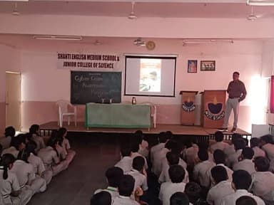 आज शांती इंग्लिश मीडियम स्कूल सोलापूर येथील विद्यार्थ्यांना सायबर क्राईम अवेअरनेस बाबत कार्यशाळा संपन्न. सदर कार्यशाळेचे आयोजन माननीय पोलीस आयुक्त श्री एम राजकुमार सर उपायुक्त गुन्हे श्रीमती अश्विनी पाटील मॅडम सहायक पोलीस आयुक्त गुन्हे व वरिष्ठ पोलीस निरीक्षक श्रीशैल गजा यांच्या मार्गदर्शनाखाली पोलीस कॉन्स्टेबल श्री सचिन अंबलगीवर सायबर तज्ञ अविनाश पाटील यांचे मार्गदर्शन.
सदर कार्यशाळेस विद्यालयाचे विद्यार्थी विद्यार्थिनी व प्राध्यापक वर्ग उपस्थित