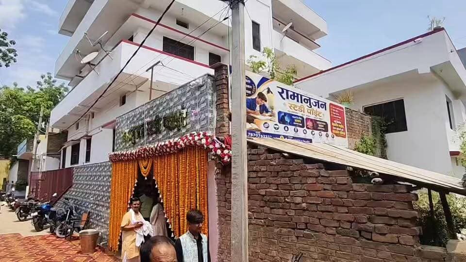 बक्सर के छात्रों को मिला नया तोहफा! सिर्फ 500 रुपये में 24 घंटे एसी, वाई-फाई और अलग स्टडी केबिन की सुविधा
बक्सर के नई बाजार में "रामानुजन स्टडी प्वाइंट" का शुभारंभ हो गया है. बिहार के शिक्षा मंत्री मिथिलेश तिवारी ने इसका उद्घाटन किया. यहां छात्रों के लिए 24 घंटे वाई-फाई, पूर्णत: वातानुकूलित वातावरण, लगभग 100 सीटों की व्यवस्था और अलग-अलग स्टडी केबिन उपलब्ध हैं.
प्रतियोगी परीक्षाओं की तैयारी कर रहे छात्रों के लिए यह केंद्र किसी बड़ी सौगात से कम नहीं है. सबसे खास बात यह है कि इन सभी सुविधाओं के लिए मात्र 500 रुपये मासिक सेवा शुल्क रखा गया है.
क्या बक्सर में इस तरह के और स्टडी सेंटर खुलने चाहिए? अपनी राय कमेंट में जरूर बताएं.
#Hashtags
#Buxar #BuxarNews #RamanujanStudyPoint #StudyPoint #Library #StudyLibrary #StudentsLife #CompetitiveExams #Bihar #BiharNews #Education #StudentLife #UPSC #BPSC #SSC #RailwayExam #StudyMotivation #ExamPreparation #WiFi #ACLibrary #BuxarTopNews #ViralNews #Trending #Reels #InstagramReels #StudyHub #BiharStudents #EducationHub #NewBuxar #StudentSupport 📚✨