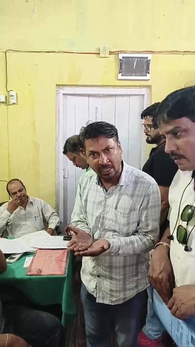 SMS News Bureau Rourkela
Truck & Tipper Owner's Association Rourkela ର ନିର୍ବାଚନ ସଂକ୍ରାନ୍ତୀୟ ବିଭିନ୍ନ ବିଷୟରେ ଆପତ୍ତି ଅଭିଯୋଗ ରହିଛି। ନିର୍ବାଚନ ଅଧିକାରୀ ନିଯୁକ୍ତି ନେଇ କୌଣସି ବୈଧ୍ଯ କାଗଜ ଦେଖାଇବା ପାଇଁ ସମର୍ଥ ହୋଇନାହାଁନ୍ତି। ତେଣୁ ଏ ବିଷୟରେ SDM ଙ୍କ ହସ୍ତକ୍ଷେପ ଜରୂରୀ ଅଟେ।