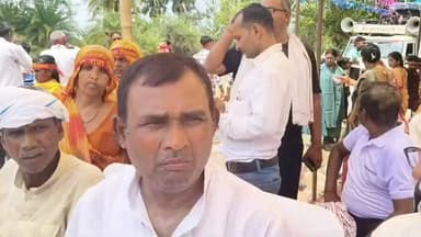 बेला की कलश यात्रा में पहुंचे जिला पार्षद शंकर यादवेन्दु, कहा- 'आस्था का जनसैलाब'
भगवान विश्वकर्मा से गांव की सुख-समृद्धि की कामना की
औरंगाबाद जिला के मदनपुर प्रखंड के बेला गांव में आयोजित पांच दिवसीय श्री लक्ष्मी नारायण महायज्ञ सह श्री विश्वकर्मा देव के प्राण प्रतिष्ठा समारोह की भव्य कलश यात्रा में क्षेत्र संख्या 11 के जिला पार्षद शंकर यादवेन्दु भी शामिल हुए।
कलश यात्रा के दौरान उन्होंने कहा, यह आस्था का जनसैलाब था। कलश यात्रा को लेकर लोगों में जबरदस्त उत्साह था। सृष्टि के निर्माणकर्ता भगवान विश्वकर्मा को प्रणाम करते हुए उन्होंने कहा, बेला गांववासियों पर भगवान विश्वकर्मा की कृपा बनी रहे। यहां के लोग निरोग रहें, धनी रहें, सुखी रहें, यही कामना करता हूं। आयोजन सफल हो इसकी भी कामना करता हूं।
#ShankarYadavendu #JilaParishad #BelaMahayagya #VishwakarmaPuja #KalashYatra #Madanpur #Aurangabad #BiharPolitics
