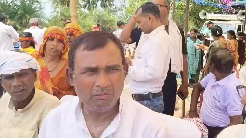 बेला की कलश यात्रा में पहुंचे जिला पार्षद शंकर यादवेन्दु, कहा- 'आस्था का जनसैलाब'
भगवान विश्वकर्मा से गांव की सुख-समृद्धि की कामना की
औरंगाबाद जिला के मदनपुर प्रखंड के बेला गांव में आयोजित पांच दिवसीय श्री लक्ष्मी नारायण महायज्ञ सह श्री विश्वकर्मा देव के प्राण प्रतिष्ठा समारोह की भव्य कलश यात्रा में क्षेत्र संख्या 11 के जिला पार्षद शंकर यादवेन्दु भी शामिल हुए।
कलश यात्रा के दौरान उन्होंने कहा, यह आस्था का जनसैलाब था। कलश यात्रा को लेकर लोगों में जबरदस्त उत्साह था। सृष्टि के निर्माणकर्ता भगवान विश्वकर्मा को प्रणाम करते हुए उन्होंने कहा, बेला गांववासियों पर भगवान विश्वकर्मा की कृपा बनी रहे। यहां के लोग निरोग रहें, धनी रहें, सुखी रहें, यही कामना करता हूं। आयोजन सफल हो इसकी भी कामना करता हूं।
#ShankarYadavendu #JilaParishad #BelaMahayagya #VishwakarmaPuja #KalashYatra #Madanpur #Aurangabad #BiharPolitics
