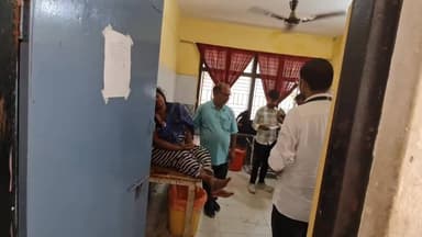 घंटो से सीयर सामुदायिक स्वास्थ्य केंद्र मे रेफर होने बाद भी परिजनो के इन्तजार मे पड़े..हुए..
🚨 बलिया में भीषण सड़क हादसा: दो बाइकों की टक्कर में 4 घायल 🚨
बलिया जिले के उभांव थाना क्षेत्र में दो बाइकों की जोरदार टक्कर हो गई है, जिसमें चार लोग घायल हो गए हैं।
घटना के मुख्य विवरण:
गंभीर रूप से घायल: मऊ जिले के हलधरपुर थाना अंतर्गत ग्राम छिछोर निवासी मनोज कुमार (पुत्र सुदामा राम) और उनकी 38 वर्षीय पत्नी चिंता देवी हादसे में गंभीर रूप से घायल हो गए हैं।
इलाज: सभी घायलों को इलाज के लिए सियर सामुदायिक स्वास्थ्य केंद्र (CHC) में भर्ती कराया गया है।
स्थिति: डॉक्टरों के अनुसार महिला (चिंता देवी) की हालत बेहद नाजुक बनी हुई है।
ईश्वर से सभी घायलों के जल्द स्वस्थ होने की प्रार्थना है! 🙏
#BalliaNews #RoadAccident #BalliaPolice #MauNews #UPNews #AccidentUpdate