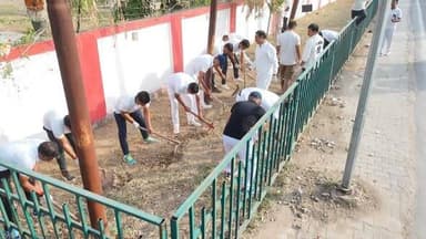 “Mission LiFE” (Lifestyle for Environment) अभियान के प्रचार-प्रसार एवं पर्यावरण के जागरूक करने के दृष्टिगत पुलिस अधीक्षक व अपर पुलिस अधीक्षक जालौन द्वारा पुलिस लाइन्स!!!