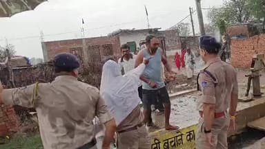 *रातों-रात रखी अंबेडकर प्रतिमा हटाई, प्रशासन ने लिया संरक्षण में*
अपने क्षेत्र की सभी खबरें देखने के लिए डाउनलोड करें शुरू ऐप* (Shuru App) 👇🏻
https://shuru.co.in/dl/uZ9b8S
