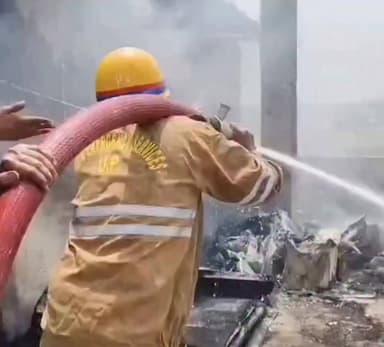 गाजियाबाद में एक केमिकल फैक्ट्री में आग लग गई। सूचना मिलते ही फायर ब्रिगेड की टीम मौके पर पहुंच गई और आग बुझाने का कार्य शुरू कर दिया गया।
#Ghaziabad #FireIncident #ChemicalFactory
#BreakingNews