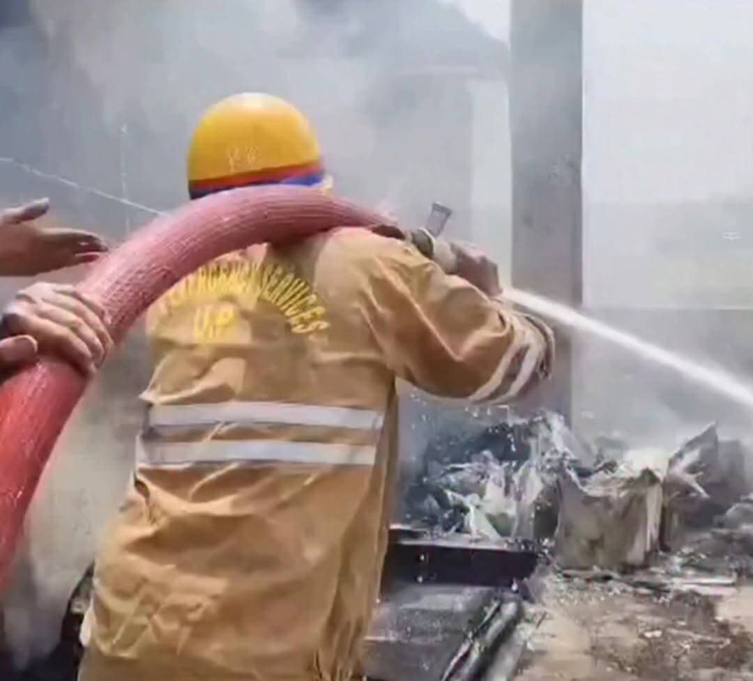 गाजियाबाद में एक केमिकल फैक्ट्री में आग लग गई। सूचना मिलते ही फायर ब्रिगेड की टीम मौके पर पहुंच गई और आग बुझाने का कार्य शुरू कर दिया गया।
#Ghaziabad #FireIncident #ChemicalFactory
#BreakingNews
