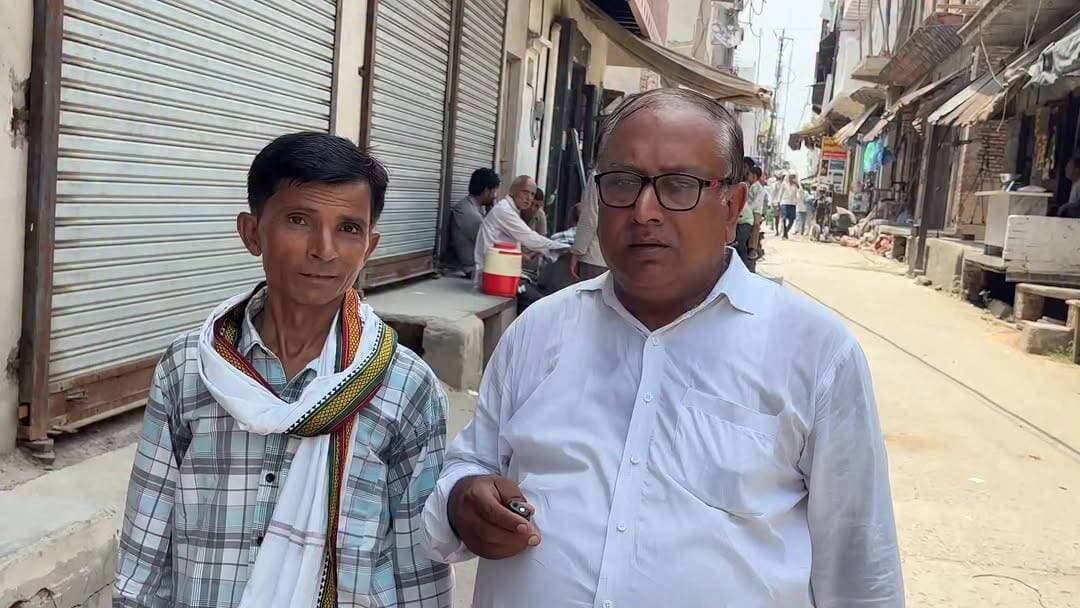 बिलासपुर के कलवा भाई की मदद करें,इनका बैग ऑटो में छूट गया है
जो भी सूचना देगा या बैग पहुंचाएगा उसे मिलेगा 5000 रुपए का इनाम
#KalwaBhai #HelpKalwaBhai #MissingBag #LostAndFound #Bilaspur #BagLost #PublicHelp #ViralPost #CommunitySupport #HelpNeeded #BilaspurNews #LocalNews #जनसहयोग #मदद_करें #बैग_खो_गया #बिलासपुर #सोशल_मीडिया_की_ताकत #खोज_में_सहयोग #मानवता #जनहित_में_जारी