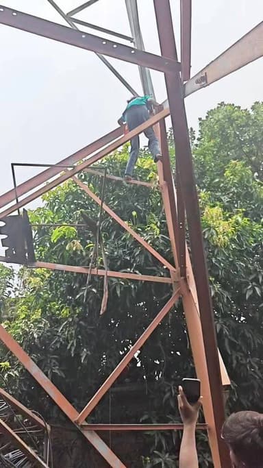 8 घंटे बाद टावर से उतरी लड़की, थाना ले गई अपने साथ
बेनीपट्टी अनुमंडल क्षेत्र के पतौना थाना के परसौनी गांव का मामला, सुबह 4 बजे से टावर पर थी लड़की, जांच में जुटी पुलिस