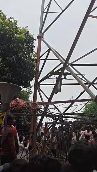 लड़की को टावर से उतारने माइक बाजा लेकर पहुंची पुलिस, बेनीपट्टी के परसौनी का मामला... टावर पर चढ़ी लड़की, लगा मजमा
