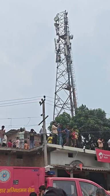 बेनीपट्टी के परसौनी में टावर पर चढ़ी लड़की... जुटी भीड़, प्रशासन भी पहुंची