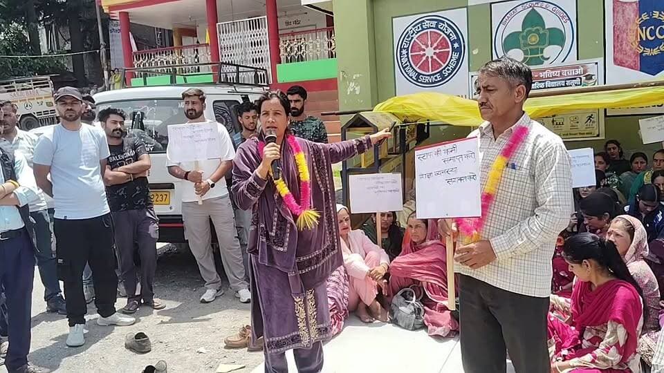 स्कूल बचाओ आंदोलन का तीसरा दिन: बढ़ा जनसमर्थन, स्कूली बच्चे भी हुए शामिल, आज निकलेगी भव्य आक्रोश रैली
राजकीय आदर्श वरिष्ठ माध्यमिक पाठशाला सलूणी में रिक्त पदों को भरने और शिक्षा व्यवस्था को मजबूत करने की मांग को लेकर चल रहे क्रमिक अनशन के तीसरे दिन आंदोलन को अभूतपूर्व जनसमर्थन मिला। आज आंदोलन स्थल पर लोगों की भीड़ पहले की तुलना में और अधिक बढ़ गई। क्षेत्र के विभिन्न पंचायतों से पहुंचे लोगों ने आंदोलनकारियों के साथ एकजुटता जताई।
आंदोलन की सबसे खास बात यह रही कि बड़ी संख्या में स्कूली बच्चे भी इसमें शामिल हुए। बच्चों ने बेहतर शिक्षा व्यवस्था और खाली पड़े पदों को भरने की मांग को लेकर अपनी आवाज बुलंद की। लोगों का कहना है कि यह आंदोलन क्षेत्र के बच्चों के भविष्य को सुरक्षित करने की लड़ाई है।
आंदोलनकारियों ने बताया कि जनभावनाओं को देखते हुए आज एक भव्य आक्रोश रैली भी निकाली जाएगी, जिसमें क्षेत्र के लोग, अभिभावक, सामाजिक संगठन और विद्यार्थी बड़ी संख्या में भाग लेंगे। रैली के माध्यम से सरकार और प्रशासन तक क्षेत्र की मांगों को मजबूती से पहुंचाने का प्रयास किया जाएगा।
"बच्चों के भविष्य से समझौता नहीं" के नारे के साथ आंदोलन लगातार मजबूत होता जा रहा है और क्षेत्रवासियों का समर्थन दिन-प्रतिदिन बढ़ रहा है।
#सलूणी_स्कूल_बचाओ_आंदोलन #तीसरा_दिन #आक्रोश_रैली #स्कूली_बच्चे #जनसमर्थन #सलूणी #चंबा #पहाड़ी_न्यूज #EducationForAll #HimachalNews