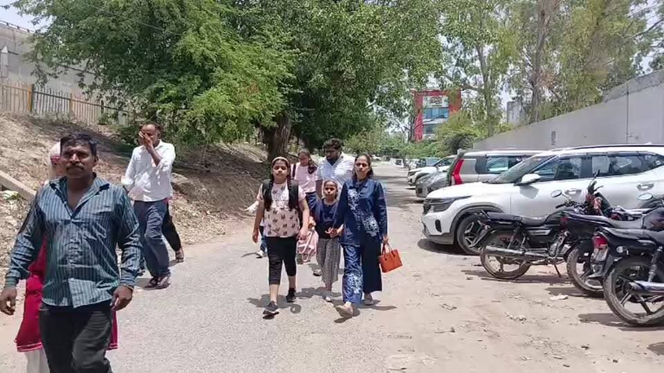 बढ़ती महंगाई में रॉकिंग डील्स ने दिया बड़ा सहारा...
आज और कल लगेगी रॉकिंग डील्स की गार्डन सेल
Call Us. 92122 00000
Store Location - 12/3 Mile Stone, NH 44, Sector 37, Faridabad, Haryana (Near Sarai metro Station)
#ROCKING
#deals
#gardensale
#shopnow
#RockingDeals
#shoplocal
#shoes
#KitchenEssentials
#shopping
#voiceoffaridabad
#voiceoffreedom