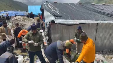 वर्दी वालों ने उठाई झाड़ू, बाबा केदार के आंगन में दिखी सेवा की मिसाल; VIDEO और तस्वीरें जीत रही हैं लोगों का दिल!!
केदारनाथ धाम में आज शनिवार को एक ऐसा दृश्य देखने को मिला जिसने हर श्रद्धालु का दिल जीत लिया। कानून-व्यवस्था और सुरक्षा की जिम्मेदारी निभाने वाले पुलिस, एसडीआरएफ, पीएसी और आईआरबी के जवानों ने वर्दी का एक और रूप दिखाया—सेवा, समर्पण और स्वच्छता का रूप।
बाबा केदार के आंगन में जवानों ने खुद झाड़ू उठाई, कचरा एकत्र किया और पूरे धाम को स्वच्छ रखने का संकल्प दोहराया। मंदिर परिसर, नंदी चौक, वीआईपी मार्ग और श्रद्धालुओं के रास्तों से भारी मात्रा में प्लास्टिक और अन्य कचरा हटाकर यह संदेश दिया कि—
"केदारनाथ केवल आस्था का केंद्र नहीं, हमारी साझा जिम्मेदारी भी है।"
जिस धाम में करोड़ों लोगों की आस्था बसती है, उसकी स्वच्छता के लिए सुरक्षा बलों का यह श्रमदान हर किसी के लिए प्रेरणा है।
सलाम उन जवानों को, जो सीमा की रक्षा के साथ-साथ देवभूमि की पवित्रता की भी रक्षा कर रहे हैं।
अपना कचरा वापस लाएं। 🌿 हिमालय बचाएं। स्वच्छ केदारनाथ, सुरक्षित केदारनाथ।
#Kedarnath #CleanKedarnath #GreenYatra #CarryMeBack #DevbhoomiUttarakhand #SDRF #UttarakhandPolice #KedarnathDham #SwachhBharat #HarHarMahadev