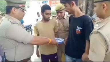 कानपुर में मोबाइल चोरी के मामले में पुलिस की कार्रवाई पर सवाल
कानपुर में मोबाइल चोरी के एक मामले में पुलिस ने दो युवकों को गिरफ्तार कर प्रेस कॉन्फ्रेंस के दौरान कथित बरामद मोबाइल और डिब्बे दिखाए। हालांकि, इस दौरान एक युवक ने कैमरे के सामने ही दावा किया कि उसने कोई चोरी नहीं की है और वह बरामदगी का डिब्बा पकड़ने से भी इनकार करता नजर आया।
वीडियो सामने आने के बाद सोशल मीडिया पर मामले को लेकर बहस छिड़ गई है। कुछ लोग पुलिस की कार्रवाई पर सवाल उठा रहे हैं, जबकि अन्य का कहना है कि मामले की सच्चाई जांच के बाद ही सामने आएगी।
यदि आरोपी सार्वजनिक रूप से अपनी बेगुनाही का दावा कर रहा है, तो निष्पक्ष और पारदर्शी जांच आवश्यक है ताकि तथ्य स्पष्ट हो सकें। फिलहाल मामले में पुलिस का आधिकारिक पक्ष और जांच के निष्कर्ष सामने आना बाकी है।
#Kanpur #UPPolice #MobileTheft #ViralVideo #CrimeNews #UttarPradesh #NewsUpdate