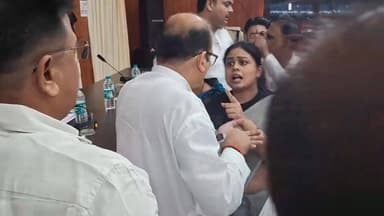 मुज़फ्फरपुर नगर निगम बोर्ड बैठक में उस वक्त माहौल गरमा गया, जब पूर्व विधायक विजेंद्र चौधरी और मेयर गुट के पार्षद आमने-सामने आ गए। तीखी बहस के बीच जमकर हंगामा हुआ, जिससे बैठक की कार्यवाही प्रभावित रही।
आखिर किस मुद्दे पर बढ़ा विवाद और क्यों भिड़े जनप्रतिनिधि?
#Muzaffarpur #MuzaffarpurMunicipalCorporation #VijendraChoudhary #Mayor #BoardMeeting #BiharNews #NewsUpdate #BreakingNews #MuzaffarpurNews #Bihar