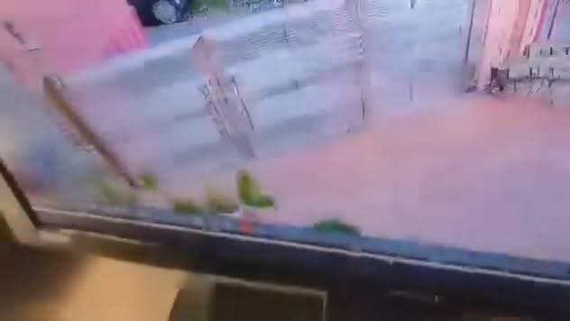 🎥 CCTV में कैद हुआ मनीषा मित्तल हत्याकांड!
शिमला के संजौली में स्कूल गेट के बाहर दिनदहाड़े हुई मनीषा मित्तल की हत्या का CCTV वीडियो सामने आया है। वीडियो में दो नकाबपोश हमलावर बेहद करीब से ताबड़तोड़ गोलियां बरसाते नजर आ रहे हैं। महज कुछ सेकंड में वारदात को अंजाम देकर आरोपी मौके से फरार हो गए।
पुलिस जांच में मामला पूरी तरह सुनियोजित बताया जा रहा है। CCTV फुटेज अब इस सनसनीखेज हत्याकांड की सबसे अहम कड़ी बनकर उभरा है।
#Shimla #Sanjauli #ManishaMittal #CCTVFootage #CrimeNews #HimachalPradesh