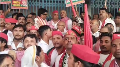 10 सूत्रीय मांगों को लेकर समाजवादी पार्टी का जिला मुख्यालय पर हल्ला बोल
राष्ट्रपति के नाम जिलाधिकारी को सौंपा ज्ञापन, सरकार की नीतियों पर उठाए सवाल
शिक्षा, रोजगार, आरक्षण, महिला सुरक्षा और कानून व्यवस्था सहित कई मुद्दों पर कार्रवाई की मांग
✒️रिपोर्ट अजय श्रीवास्तव
फतेहपुर। समाजवादी पार्टी ने शुक्रवार को अपनी 10 सूत्रीय मांगों को लेकर जिला मुख्यालय पर प्रदर्शन किया और जिलाधिकारी के माध्यम से महामहिम राष्ट्रपति को संबोधित ज्ञापन सौंपा। पार्टी नेताओं ने शिक्षा, रोजगार, आरक्षण, महिला सुरक्षा, कानून व्यवस्था और प्रशासनिक कार्यप्रणाली सहित विभिन्न मुद्दों को उठाते हुए केंद्र और प्रदेश सरकार की नीतियों पर सवाल खड़े किए। प्रदर्शन के दौरान बड़ी संख्या में पार्टी पदाधिकारी और कार्यकर्ता मौजूद रहे।
फतेहपुर में समाजवादी पार्टी द्वारा आयोजित प्रदर्शन के दौरान जिला अध्यक्ष सुरेंद्र प्रताप सिंह (एडवोकेट) के नेतृत्व में कार्यकर्ताओं ने जिला अधिकारी कार्यालय पहुंचकर 10 सूत्रीय मांगों से संबंधित ज्ञापन सौंपा। प्रदर्शन के दौरान पार्टी कार्यकर्ताओं ने नारेबाजी करते हुए विभिन्न जनहित और राजनीतिक मुद्दों पर सरकार से हस्तक्षेप की मांग की।
ज्ञापन में प्रमुख रूप से प्रतियोगी परीक्षाओं की पारदर्शिता सुनिश्चित करने, रद्द की गई परीक्षाओं के अभ्यर्थियों को आर्थिक सहायता प्रदान करने, मर्जर के नाम पर बंद किए गए विद्यालयों को पुनः संचालित करने तथा आरक्षण से जुड़े मामलों की निष्पक्ष जांच कराने की मांग उठाई गई।
समाजवादी पार्टी ने महिला सुरक्षा को लेकर भी चिंता व्यक्त करते हुए महिला उत्पीड़न और अपराधों पर प्रभावी नियंत्रण की मांग की। साथ ही राजनीतिक विरोधियों पर कथित रूप से दर्ज किए जाने वाले मुकदमों, कथित फर्जी मुठभेड़ों तथा बुलडोजर कार्रवाई जैसे विषयों की उच्चस्तरीय जांच कराने की भी मांग की गई।
प्रदर्शन के दौरान पार्टी नेताओं ने कहा कि जनता से जुड़े मुद्दों को लेकर लोकतांत्रिक तरीके से संघर्ष जारी रहेगा। कार्यकर्ताओं ने सरकार से युवाओं, किसानों, पिछड़े वर्गों, अनुसूचित जाति एवं जनजाति समुदाय के हितों की रक्षा के लिए ठोस कदम उठाने की अपील की।
जिलाधिकारी कार्यालय पहुंचे प्रतिनिधिमंडल ने राष्ट्रपति के नाम ज्ञापन सौंपते हुए मांगों पर गंभीरता से विचार किए जाने की अपेक्षा व्यक्त की। कार्यक्रम में पार्टी के वरिष्ठ पदाधिकारी, कार्यकर्ता एवं समर्थक बड़ी संख्या में मौजूद रहे।
लोकतांत्रिक व्यवस्था में ज्ञापन और जनआंदोलन राजनीतिक दलों के विचारों और जनभावनाओं को प्रशासन तक पहुंचाने का माध्यम होते हैं। अब निगाहें इस बात पर टिकी हैं कि ज्ञापन में उठाए गए मुद्दों पर संबंधित स्तर पर क्या प्रतिक्रिया आती है और जनहित से जुड़े विषयों पर आगे क्या कदम उठाए जाते हैं।
🟥 ND NEWS की जनहित अपील
ND NEWS एवं दैनिक निष्पक्ष धारा का मानना है कि लोकतंत्र में संवाद, संवैधानिक प्रक्रिया और शांतिपूर्ण जनभागीदारी सबसे प्रभावी माध्यम हैं।
जनहित में सुझाव
✅ जनता की समस्याओं को शांतिपूर्ण और लोकतांत्रिक तरीके से प्रशासन तक पहुंचाएं।
✅ शिक्षा, रोजगार, महिला सुरक्षा और सामाजिक न्याय जैसे मुद्दों पर सकारात्मक संवाद को बढ़ावा दें।
✅ राजनीतिक मतभेदों के बावजूद सामाजिक सौहार्द बनाए रखें।
✅ प्रशासन और जनप्रतिनिधि समयबद्ध तरीके से जनसमस्याओं का समाधान सुनिश्चित करें।
मजबूत लोकतंत्र वही है जहां जनता की आवाज सुनी जाए और समस्याओं का समाधान संवाद के माध्यम से हो।
👇👇
@dgpup
@RSSorg
@UPGovt
@wpl1090
@RSSgeet
@Uppolice
@MIB_India
@PMOIndia
@HMOIndia
@abmanglik
@VHPDigital
@igrangealld
@myogioffice
@InfoDeptUP
@dmfatehpur
@sdmsadarftp
@CMOfficeUP
@CMOUP_RC
@UPPRD1948
@ChiefSecyUP
@ChiefSecyUP
@MahantYogiG
@FatehpurSdm
@fatehpurpolice
@BajrangDalOrg
@112UttarPradesh
@myogiadityanath
@CommissionerPrg
@ADGZonPrayagraj
👇👇
#NDNews #दैनिकनिष्पक्षधारा #Fatehpur #SamajwadiParty #SP #PoliticalNews #FatehpurNews #BreakingNews #UttarPradesh #Democracy #PublicIssues #Education #Reservation #WomenSafety #Employment #NDNewsChannel
👇👇
🟥 ND NEWS | दैनिक निष्पक्ष धारा
मुख्य संपादक / संस्थापक: राजन सिंह हाड़ा
सह-संपादक: शालिनी सिंह भदौरिया
📍 कार्यालय-3: U158, हीरा स्वीट्स के पास, विकास मार्ग, लक्ष्मी नगर, पूर्वी दिल्ली, पिन कोड – 110092 (NCR)
📍 कार्यालय-2: विधानसभा रोड, बर्लिंगटन चौराहा, लखनऊ – 226001 (UP)
📍 कार्यालय-1: 1/1 अटल बिहारी चौराहा, नियर बर्मा चौराहा, फतेहपुर – 212601 (UP)
📅 दिनांक: 20 जून 2026
📆 दिन: शनिवार
📧 Email: ndnewschannel@gmail.com
📞 मोबाइल: 9696119696