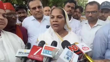 10 सूत्रीय मांगों को लेकर समाजवादी पार्टी का जिला मुख्यालय पर हल्ला बोल
राष्ट्रपति के नाम जिलाधिकारी को सौंपा ज्ञापन, सरकार की नीतियों पर उठाए सवाल
शिक्षा, रोजगार, आरक्षण, महिला सुरक्षा और कानून व्यवस्था सहित कई मुद्दों पर कार्रवाई की मांग
✒️रिपोर्ट अजय श्रीवास्तव
फतेहपुर। समाजवादी पार्टी ने शुक्रवार को अपनी 10 सूत्रीय मांगों को लेकर जिला मुख्यालय पर प्रदर्शन किया और जिलाधिकारी के माध्यम से महामहिम राष्ट्रपति को संबोधित ज्ञापन सौंपा। पार्टी नेताओं ने शिक्षा, रोजगार, आरक्षण, महिला सुरक्षा, कानून व्यवस्था और प्रशासनिक कार्यप्रणाली सहित विभिन्न मुद्दों को उठाते हुए केंद्र और प्रदेश सरकार की नीतियों पर सवाल खड़े किए। प्रदर्शन के दौरान बड़ी संख्या में पार्टी पदाधिकारी और कार्यकर्ता मौजूद रहे।
फतेहपुर में समाजवादी पार्टी द्वारा आयोजित प्रदर्शन के दौरान जिला अध्यक्ष सुरेंद्र प्रताप सिंह (एडवोकेट) के नेतृत्व में कार्यकर्ताओं ने जिला अधिकारी कार्यालय पहुंचकर 10 सूत्रीय मांगों से संबंधित ज्ञापन सौंपा। प्रदर्शन के दौरान पार्टी कार्यकर्ताओं ने नारेबाजी करते हुए विभिन्न जनहित और राजनीतिक मुद्दों पर सरकार से हस्तक्षेप की मांग की।
ज्ञापन में प्रमुख रूप से प्रतियोगी परीक्षाओं की पारदर्शिता सुनिश्चित करने, रद्द की गई परीक्षाओं के अभ्यर्थियों को आर्थिक सहायता प्रदान करने, मर्जर के नाम पर बंद किए गए विद्यालयों को पुनः संचालित करने तथा आरक्षण से जुड़े मामलों की निष्पक्ष जांच कराने की मांग उठाई गई।
समाजवादी पार्टी ने महिला सुरक्षा को लेकर भी चिंता व्यक्त करते हुए महिला उत्पीड़न और अपराधों पर प्रभावी नियंत्रण की मांग की। साथ ही राजनीतिक विरोधियों पर कथित रूप से दर्ज किए जाने वाले मुकदमों, कथित फर्जी मुठभेड़ों तथा बुलडोजर कार्रवाई जैसे विषयों की उच्चस्तरीय जांच कराने की भी मांग की गई।
प्रदर्शन के दौरान पार्टी नेताओं ने कहा कि जनता से जुड़े मुद्दों को लेकर लोकतांत्रिक तरीके से संघर्ष जारी रहेगा। कार्यकर्ताओं ने सरकार से युवाओं, किसानों, पिछड़े वर्गों, अनुसूचित जाति एवं जनजाति समुदाय के हितों की रक्षा के लिए ठोस कदम उठाने की अपील की।
जिलाधिकारी कार्यालय पहुंचे प्रतिनिधिमंडल ने राष्ट्रपति के नाम ज्ञापन सौंपते हुए मांगों पर गंभीरता से विचार किए जाने की अपेक्षा व्यक्त की। कार्यक्रम में पार्टी के वरिष्ठ पदाधिकारी, कार्यकर्ता एवं समर्थक बड़ी संख्या में मौजूद रहे।
लोकतांत्रिक व्यवस्था में ज्ञापन और जनआंदोलन राजनीतिक दलों के विचारों और जनभावनाओं को प्रशासन तक पहुंचाने का माध्यम होते हैं। अब निगाहें इस बात पर टिकी हैं कि ज्ञापन में उठाए गए मुद्दों पर संबंधित स्तर पर क्या प्रतिक्रिया आती है और जनहित से जुड़े विषयों पर आगे क्या कदम उठाए जाते हैं।
🟥 ND NEWS की जनहित अपील
ND NEWS एवं दैनिक निष्पक्ष धारा का मानना है कि लोकतंत्र में संवाद, संवैधानिक प्रक्रिया और शांतिपूर्ण जनभागीदारी सबसे प्रभावी माध्यम हैं।
जनहित में सुझाव
✅ जनता की समस्याओं को शांतिपूर्ण और लोकतांत्रिक तरीके से प्रशासन तक पहुंचाएं।
✅ शिक्षा, रोजगार, महिला सुरक्षा और सामाजिक न्याय जैसे मुद्दों पर सकारात्मक संवाद को बढ़ावा दें।
✅ राजनीतिक मतभेदों के बावजूद सामाजिक सौहार्द बनाए रखें।
✅ प्रशासन और जनप्रतिनिधि समयबद्ध तरीके से जनसमस्याओं का समाधान सुनिश्चित करें।
मजबूत लोकतंत्र वही है जहां जनता की आवाज सुनी जाए और समस्याओं का समाधान संवाद के माध्यम से हो।
👇👇
@dgpup
@RSSorg
@UPGovt
@wpl1090
@RSSgeet
@Uppolice
@MIB_India
@PMOIndia
@HMOIndia
@abmanglik
@VHPDigital
@igrangealld
@myogioffice
@InfoDeptUP
@dmfatehpur
@sdmsadarftp
@CMOfficeUP
@CMOUP_RC
@UPPRD1948
@ChiefSecyUP
@ChiefSecyUP
@MahantYogiG
@FatehpurSdm
@fatehpurpolice
@BajrangDalOrg
@112UttarPradesh
@myogiadityanath
@CommissionerPrg
@ADGZonPrayagraj
👇👇
#NDNews #दैनिकनिष्पक्षधारा #Fatehpur #SamajwadiParty #SP #PoliticalNews #FatehpurNews #BreakingNews #UttarPradesh #Democracy #PublicIssues #Education #Reservation #WomenSafety #Employment #NDNewsChannel
👇👇
🟥 ND NEWS | दैनिक निष्पक्ष धारा
मुख्य संपादक / संस्थापक: राजन सिंह हाड़ा
सह-संपादक: शालिनी सिंह भदौरिया
📍 कार्यालय-3: U158, हीरा स्वीट्स के पास, विकास मार्ग, लक्ष्मी नगर, पूर्वी दिल्ली, पिन कोड – 110092 (NCR)
📍 कार्यालय-2: विधानसभा रोड, बर्लिंगटन चौराहा, लखनऊ – 226001 (UP)
📍 कार्यालय-1: 1/1 अटल बिहारी चौराहा, नियर बर्मा चौराहा, फतेहपुर – 212601 (UP)
📅 दिनांक: 20 जून 2026
📆 दिन: शनिवार
📧 Email: ndnewschannel@gmail.com
📞 मोबाइल: 9696119696